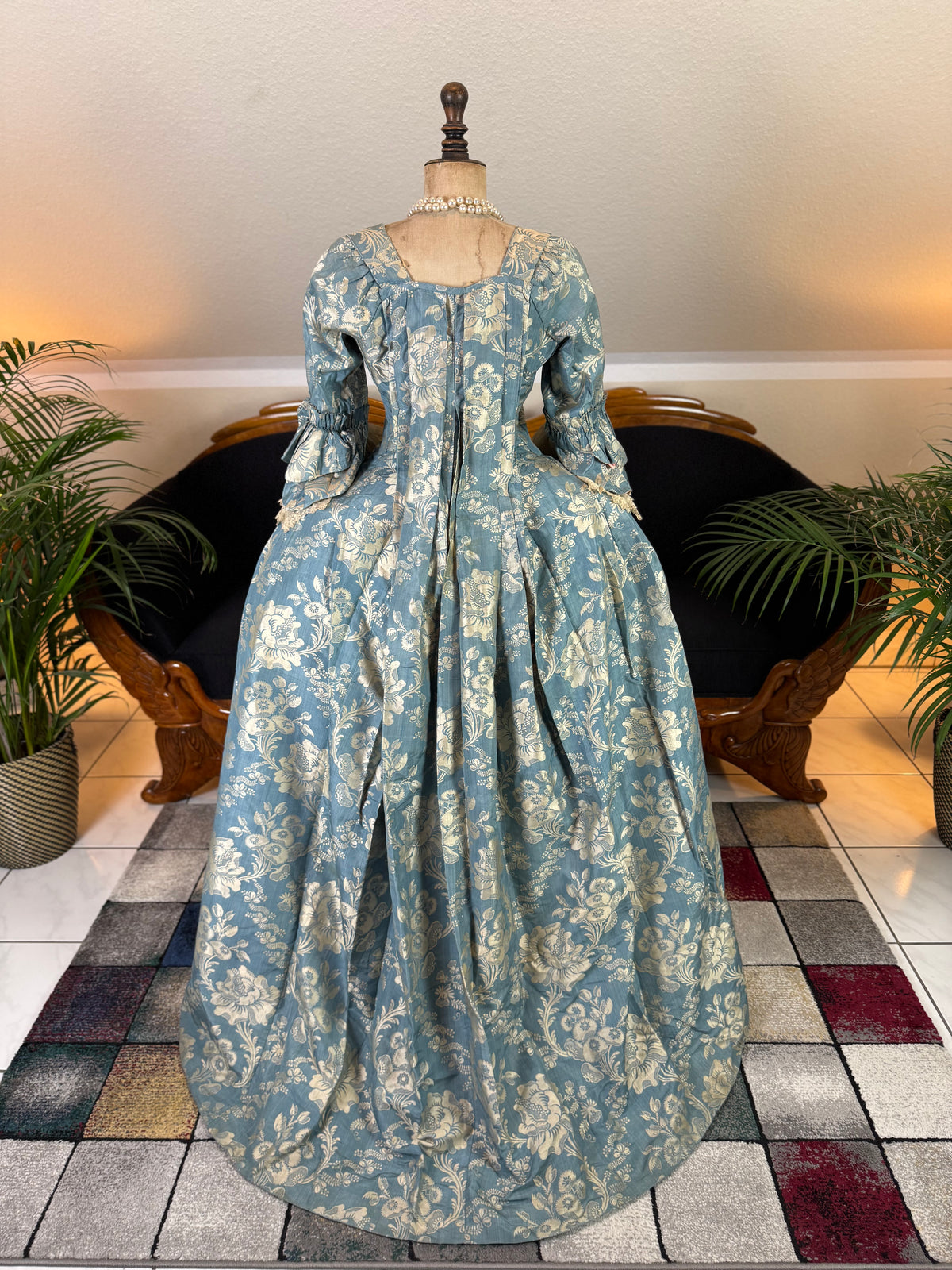 Robe à la Française aus blauem und cremefarbenem Seidendamast – authentisches Kleid aus dem 18. Jahrhundert, ca. 1770