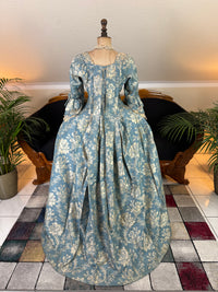 Robe à la Française aus blauem und cremefarbenem Seidendamast – authentisches Kleid aus dem 18. Jahrhundert, ca. 1770
