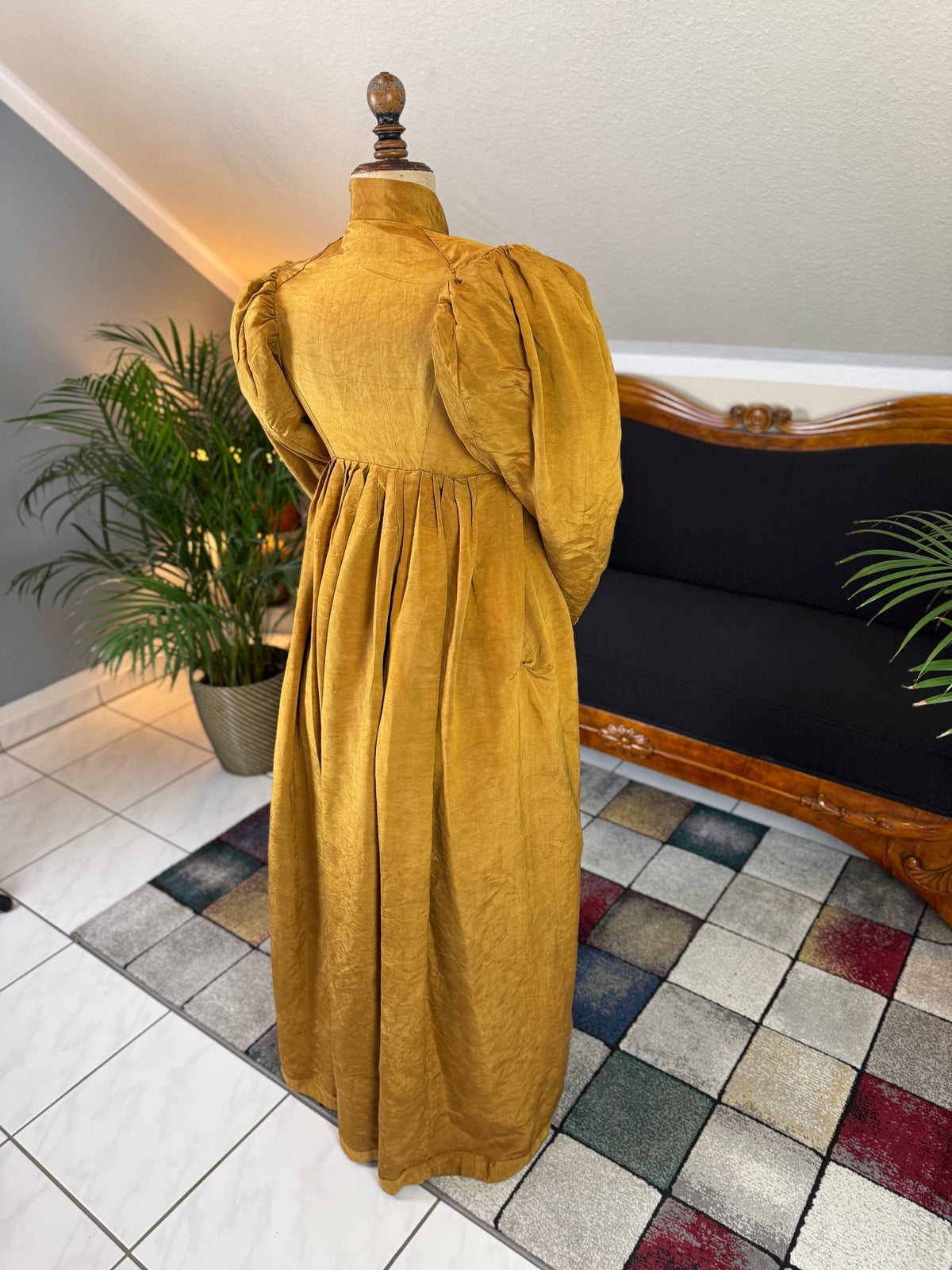 Antikes Regency-Kleid aus goldener Moiré-Seide, ca. 1815-1820