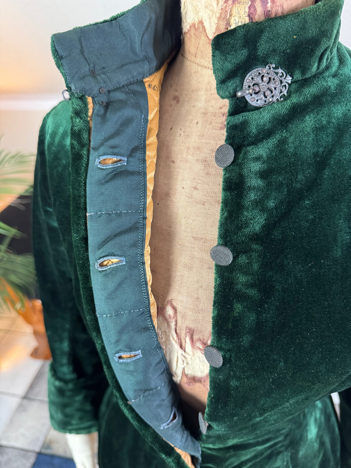 Seltene viktorianische Reitjacke, ca. 1878 – Grüner Samt, gestepptes Seidenfutter, historische Reitsportmode