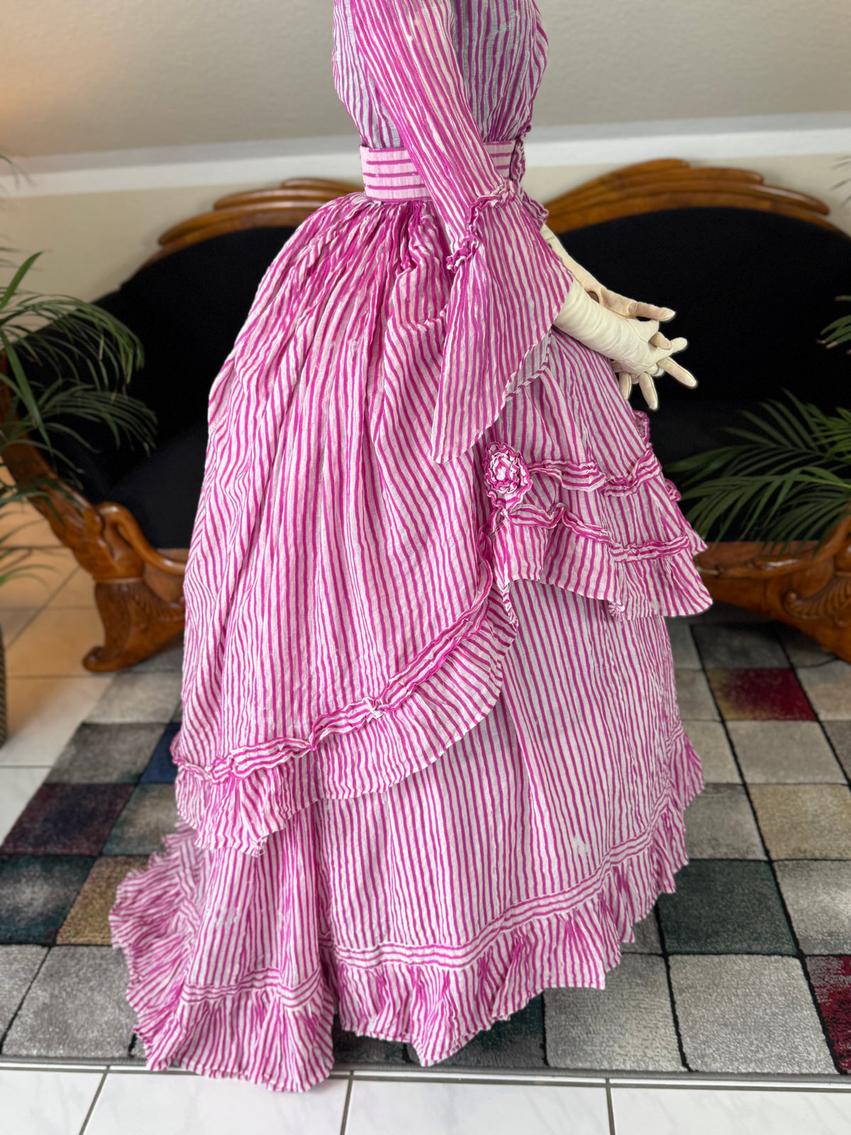 Sommerliche Eleganz einer jungen Dame – Antikes Kleid, ca. 1858