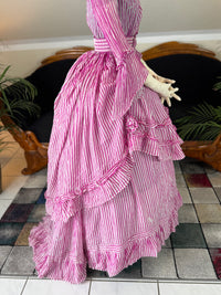 Sommerliche Eleganz einer jungen Dame – Antikes Kleid, ca. 1858