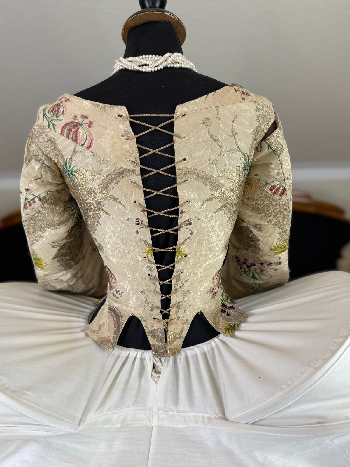 Seltenes Rokoko-Mieder, ca. 1765 – handgenähtes französisches Kleidungsstück aus dem 18. Jahrhundert