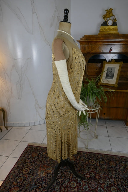 Antikes Flapper-Abendkleid, ca. 1926 – Perlenverzierte Jazz-Age-Silhouette