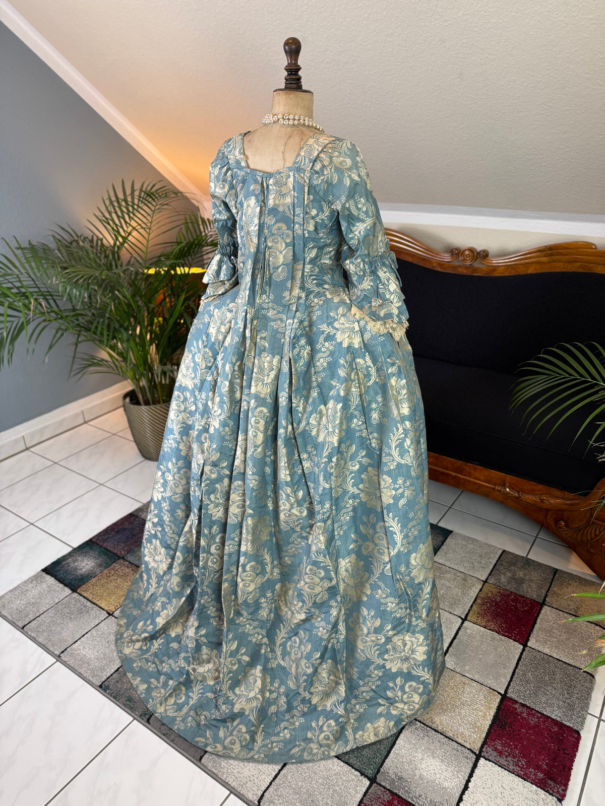 Robe à la Française aus blauem und cremefarbenem Seidendamast – authentisches Kleid aus dem 18. Jahrhundert, ca. 1770