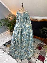 Robe à la Française aus blauem und cremefarbenem Seidendamast – authentisches Kleid aus dem 18. Jahrhundert, ca. 1770