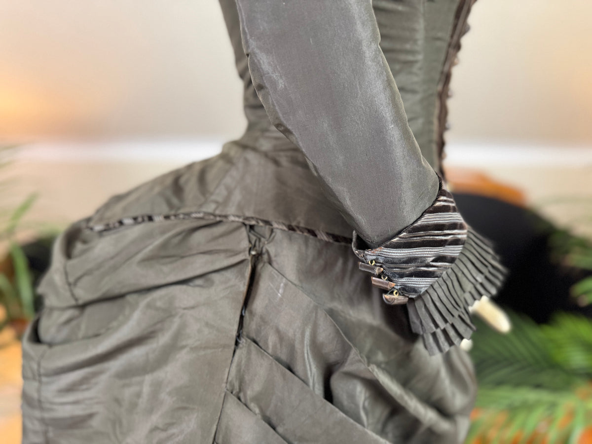 Antikes viktorianisches Tournüren-Tageskleid – Satin & Samt, ca. 1880