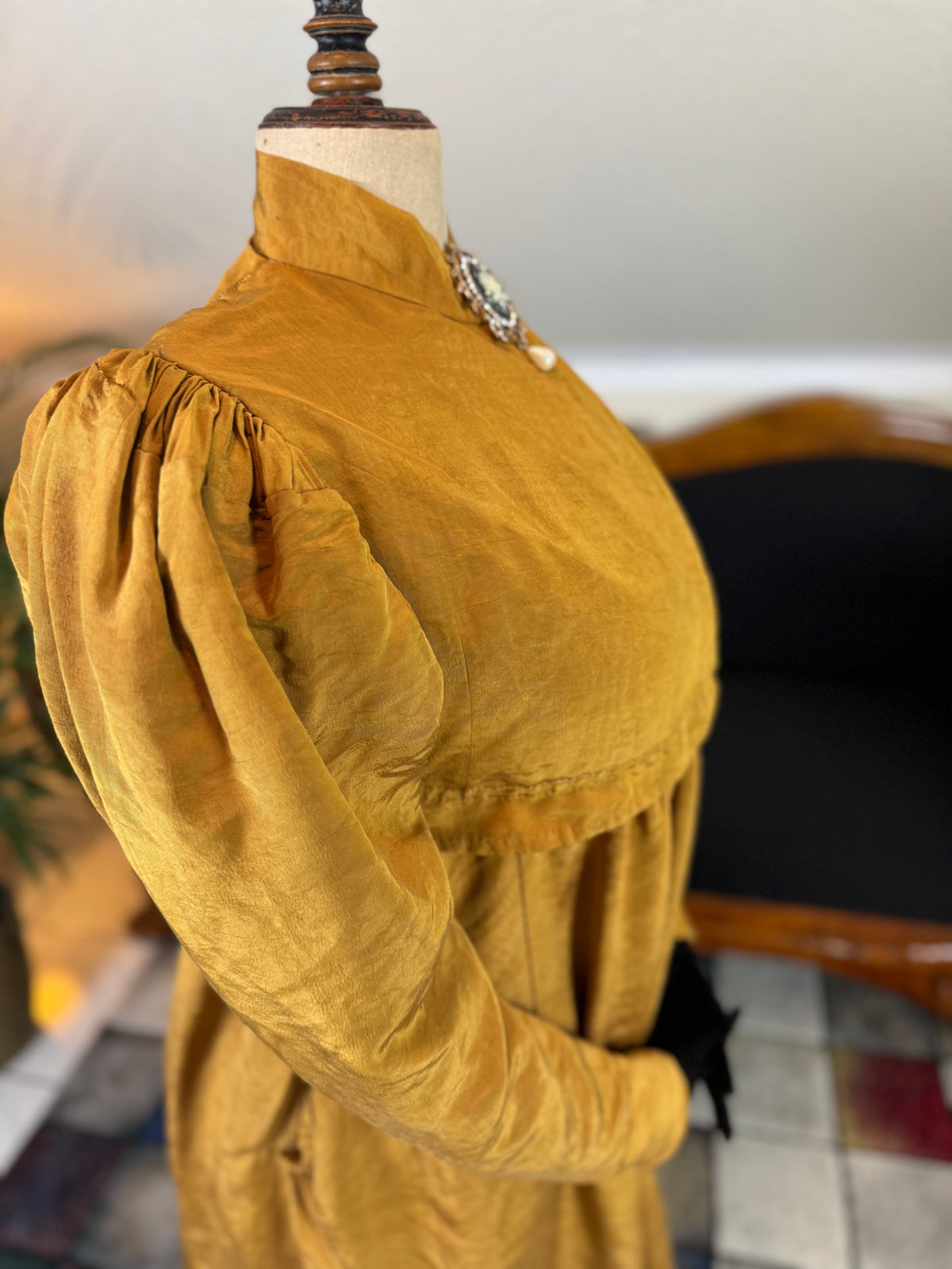 Antikes Regency-Kleid aus goldener Moiré-Seide, ca. 1815-1820