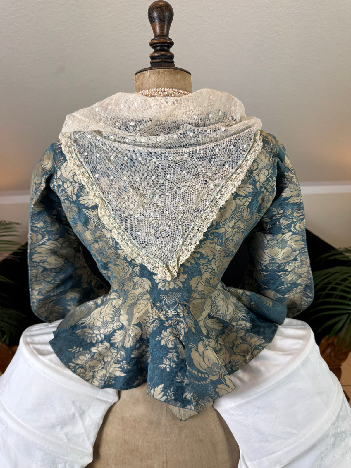 Rokoko Caraco 1750 – Blau-weiß geblümte Seide, Jacke im Reitstil