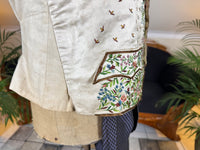 Antike Weste und blaue knielange Seidenhose, ca. 1790 – Besticktes florales Herrenensemble