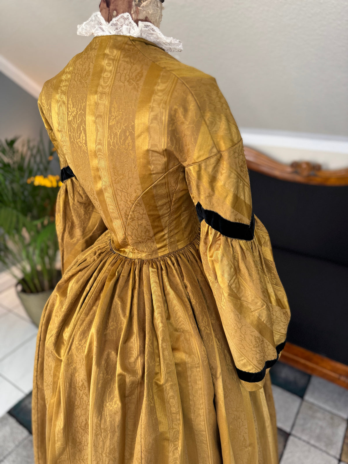 Antikes viktorianisches Tageskleid aus dunklem Goldbrokat, ca. 1858