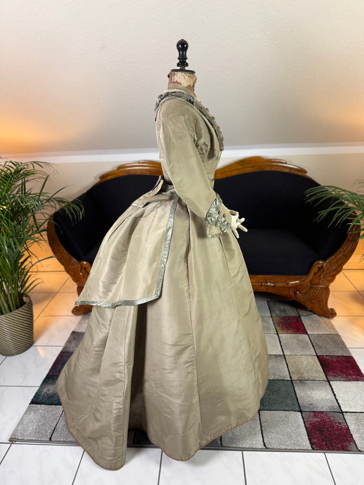 Antikes viktorianisches Seidenkleid, England, ca. 1868