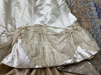 Antikes Hochzeitskleid aus Seide, ca. 1901