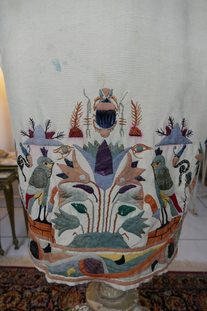 Ägyptische Revival Seidenjacke, ca. 1924 – Appliqué-Motive mit Sphinx, Skarabäus & Pyramide