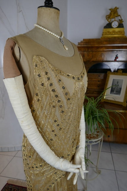 Antikes Flapper-Abendkleid, ca. 1926 – Perlenverzierte Jazz-Age-Silhouette