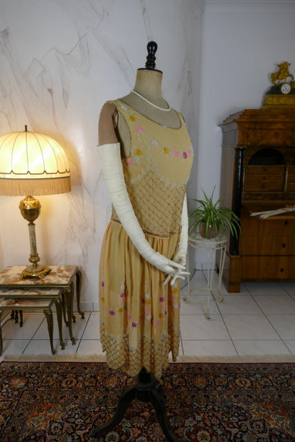 Antikes seidenes, perlenbesetztes Cocktailkleid, ca. 1926