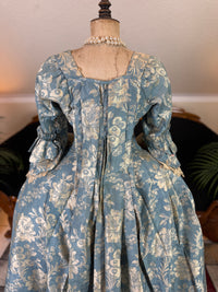 Robe à la Française aus blauem und cremefarbenem Seidendamast – authentisches Kleid aus dem 18. Jahrhundert, ca. 1770