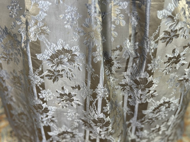 Antikes Biedermeier Abendkleid ca. 1845 – Österreichisches Brokatkleid