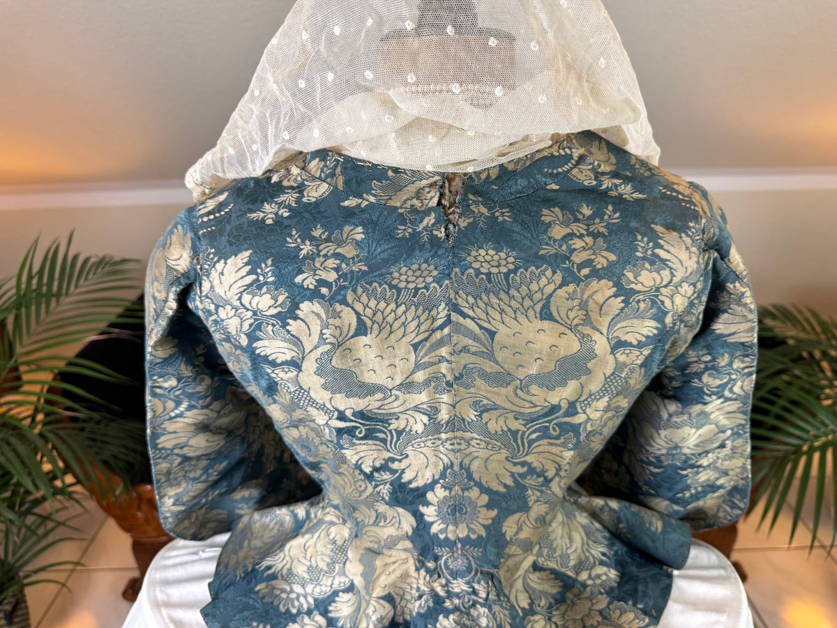 Rokoko Caraco 1750 – Blau-weiß geblümte Seide, Jacke im Reitstil
