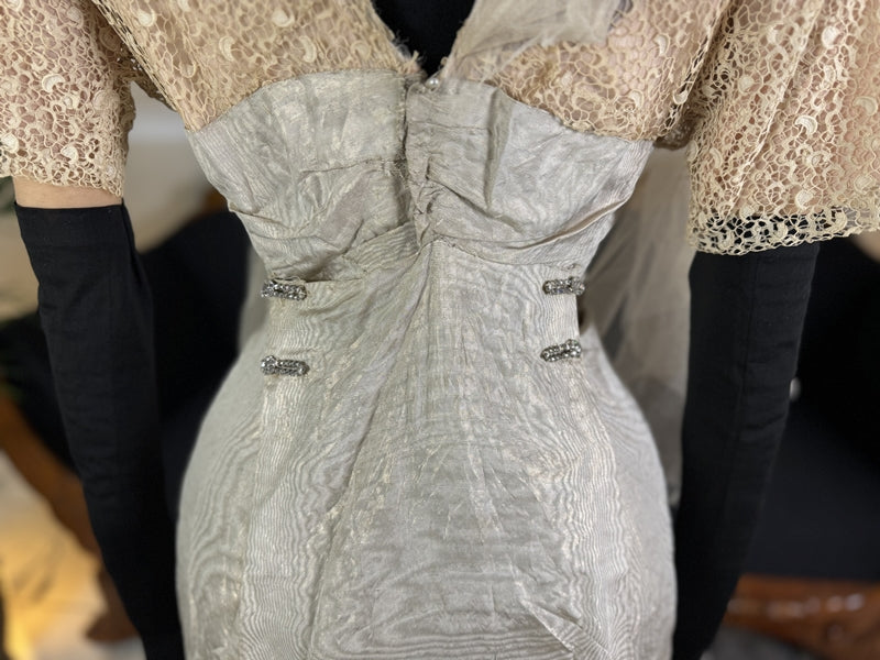 Antikes silbernes Lamé-Abendkleid aus der Titanic-Ära, ca. 1912