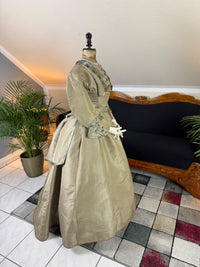 Antikes viktorianisches Seidenkleid, England, ca. 1868