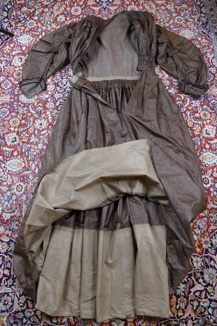 Antike Biedermeier Mutter-Tochter Moiré-Seiden-Nachmittagskleider, 1840er Jahre