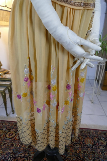 Antikes seidenes, perlenbesetztes Cocktailkleid, ca. 1926