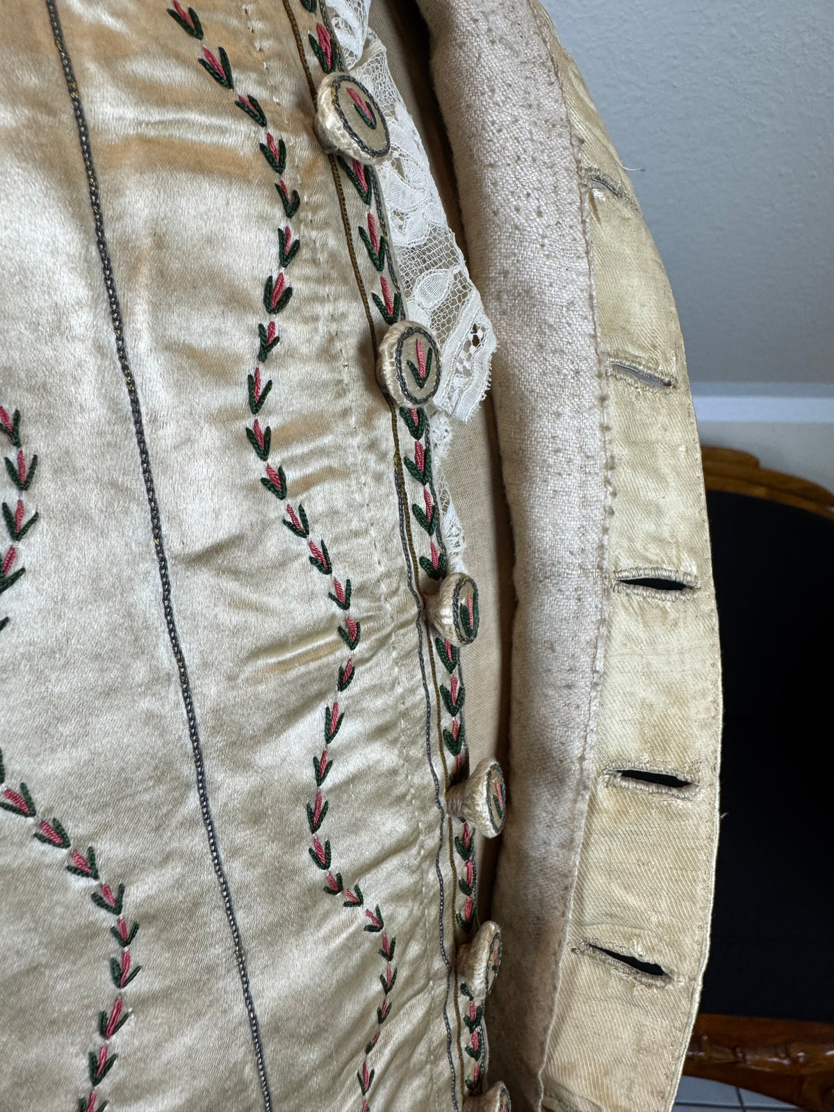 Cream Silk Embroidered Waistcoat, England ca. 1770 – Long‑Line Georgian Men’s Fashion