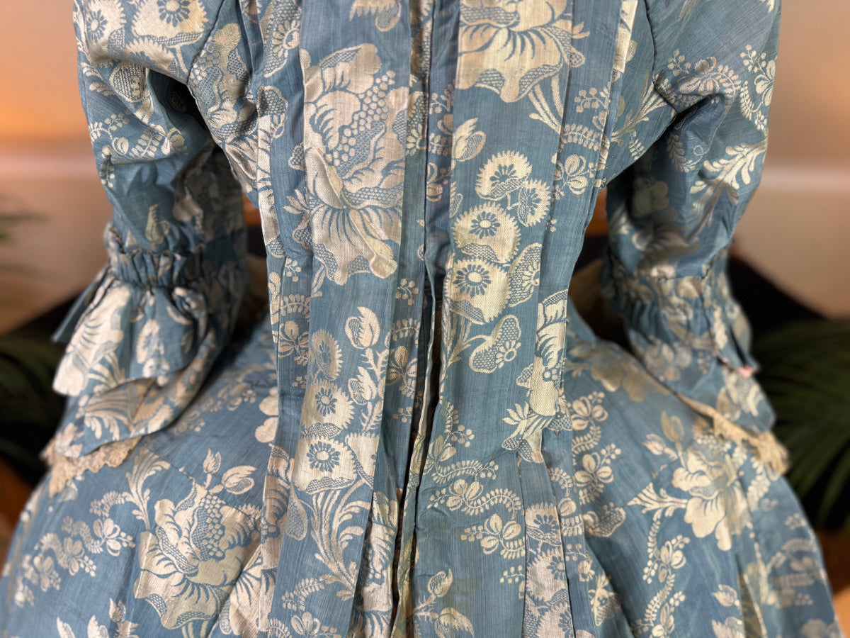 Robe à la Française aus blauem und cremefarbenem Seidendamast – authentisches Kleid aus dem 18. Jahrhundert, ca. 1770