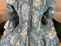 Robe à la Française aus blauem und cremefarbenem Seidendamast – authentisches Kleid aus dem 18. Jahrhundert, ca. 1770