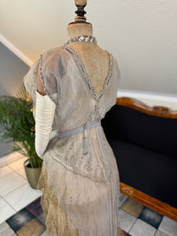 Antikes GUSTAVE BEER Abendkleid – Seidenchiffon &amp; Samt, Paris Couture ca. 1912