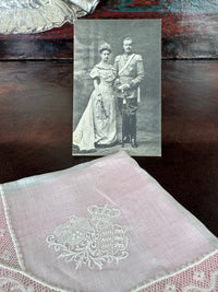 ROYAL Antikes Paar Spitzen-Taschentücher mit Toskana-Württemberg Doppelwappen aus der Aussteuer von Erzherzogin Maria Immakulata, um 1900
