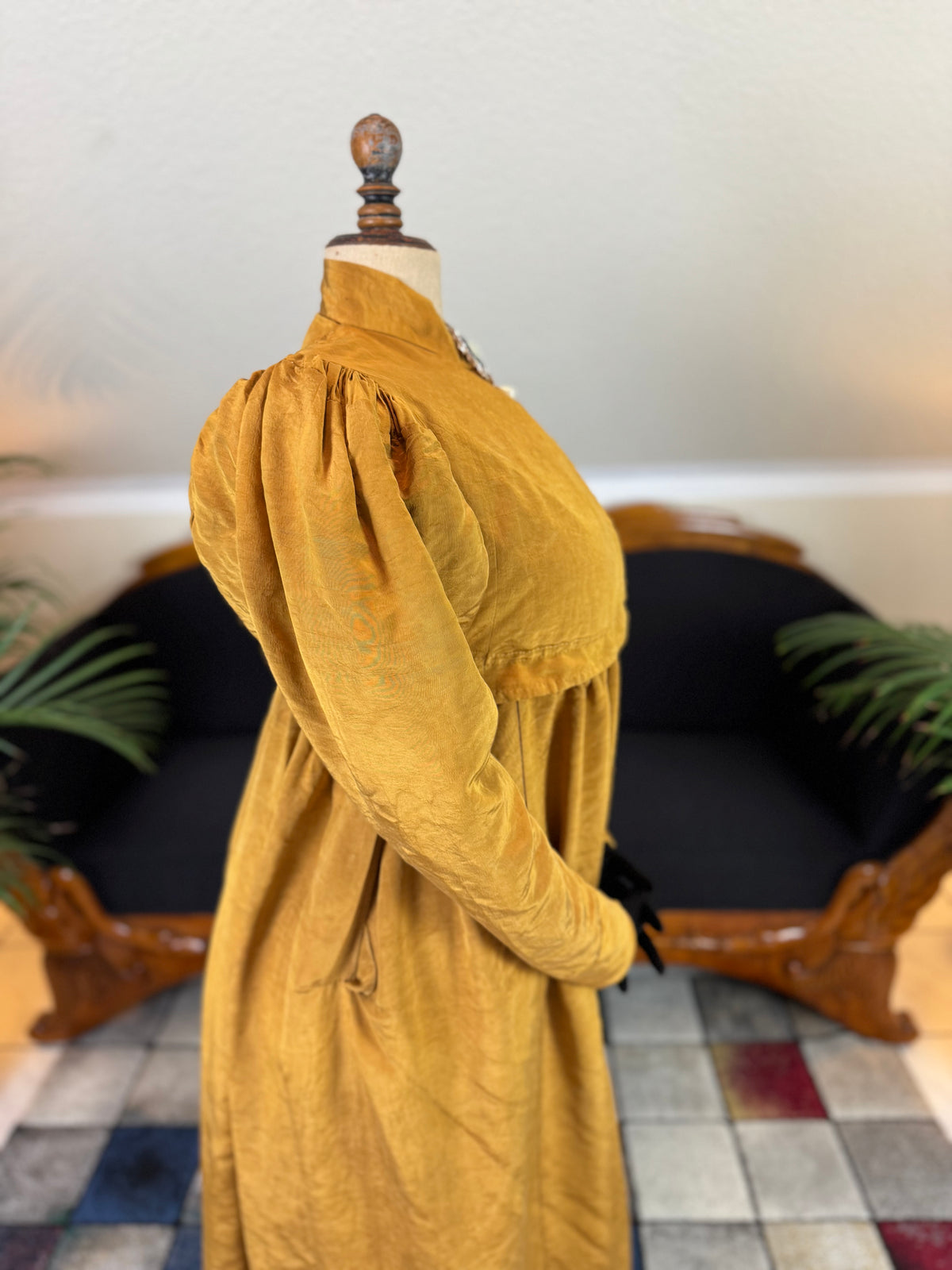 Antikes Regency-Kleid aus goldener Moiré-Seide, ca. 1815-1820