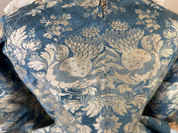 Rokoko Caraco 1750 – Blau-weiß geblümte Seide, Jacke im Reitstil