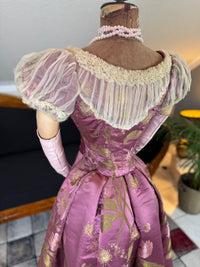 Antikes lilafarbenes Seiden-Ballkleid aus der viktorianischen Ära, ca. 1895