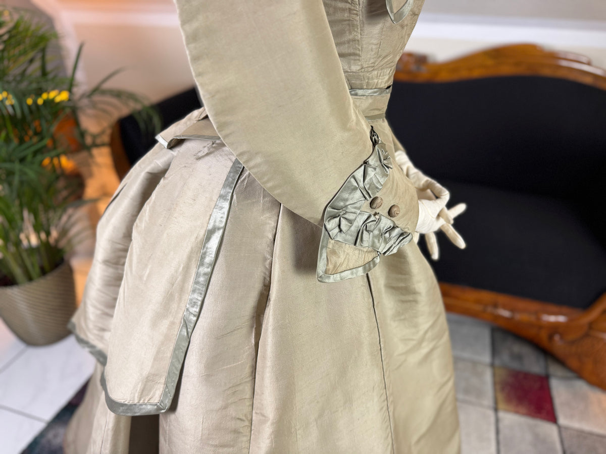 Antikes viktorianisches Seidenkleid, England, ca. 1868