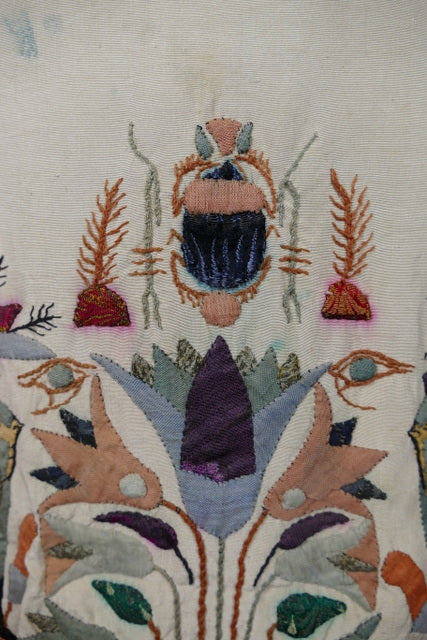 Ägyptische Revival Seidenjacke, ca. 1924 – Appliqué-Motive mit Sphinx, Skarabäus & Pyramide
