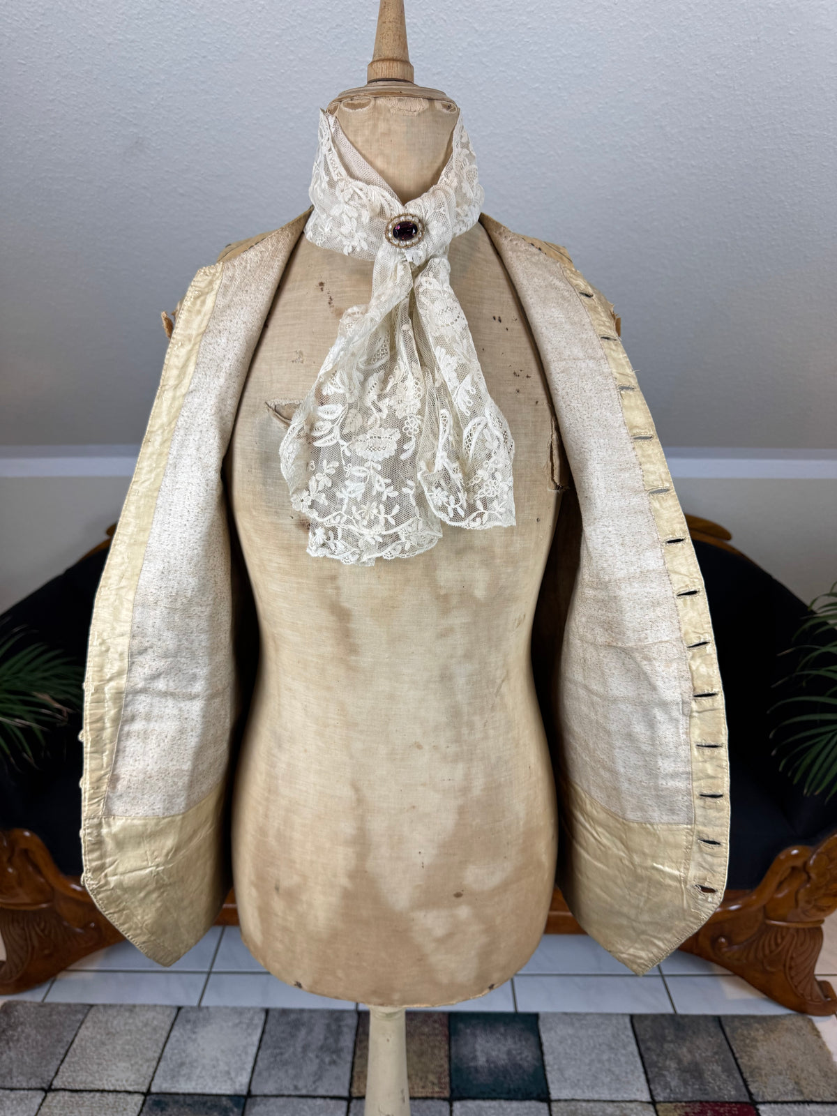 Cream Silk Embroidered Waistcoat, England ca. 1770 – Long‑Line Georgian Men’s Fashion