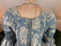 Robe à la Française aus blauem und cremefarbenem Seidendamast – authentisches Kleid aus dem 18. Jahrhundert, ca. 1770
