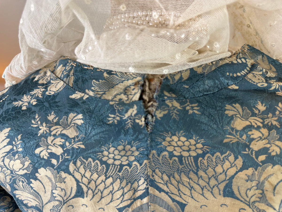 Rokoko Caraco 1750 – Blau-weiß geblümte Seide, Jacke im Reitstil