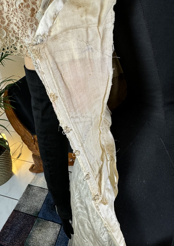 Antikes silbernes Lamé-Abendkleid aus der Titanic-Ära, ca. 1912