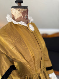Antikes viktorianisches Tageskleid aus dunklem Goldbrokat, ca. 1858
