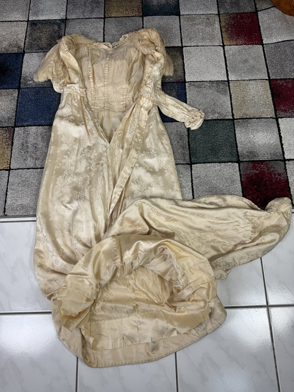 Antikes Hochzeitskleid aus der Titanic-Ära, ca. 1912