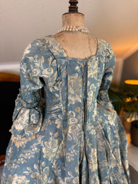 Robe à la Française aus blauem und cremefarbenem Seidendamast – authentisches Kleid aus dem 18. Jahrhundert, ca. 1770