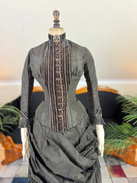 Antikes viktorianisches Tournüren-Tageskleid – Satin & Samt, ca. 1880