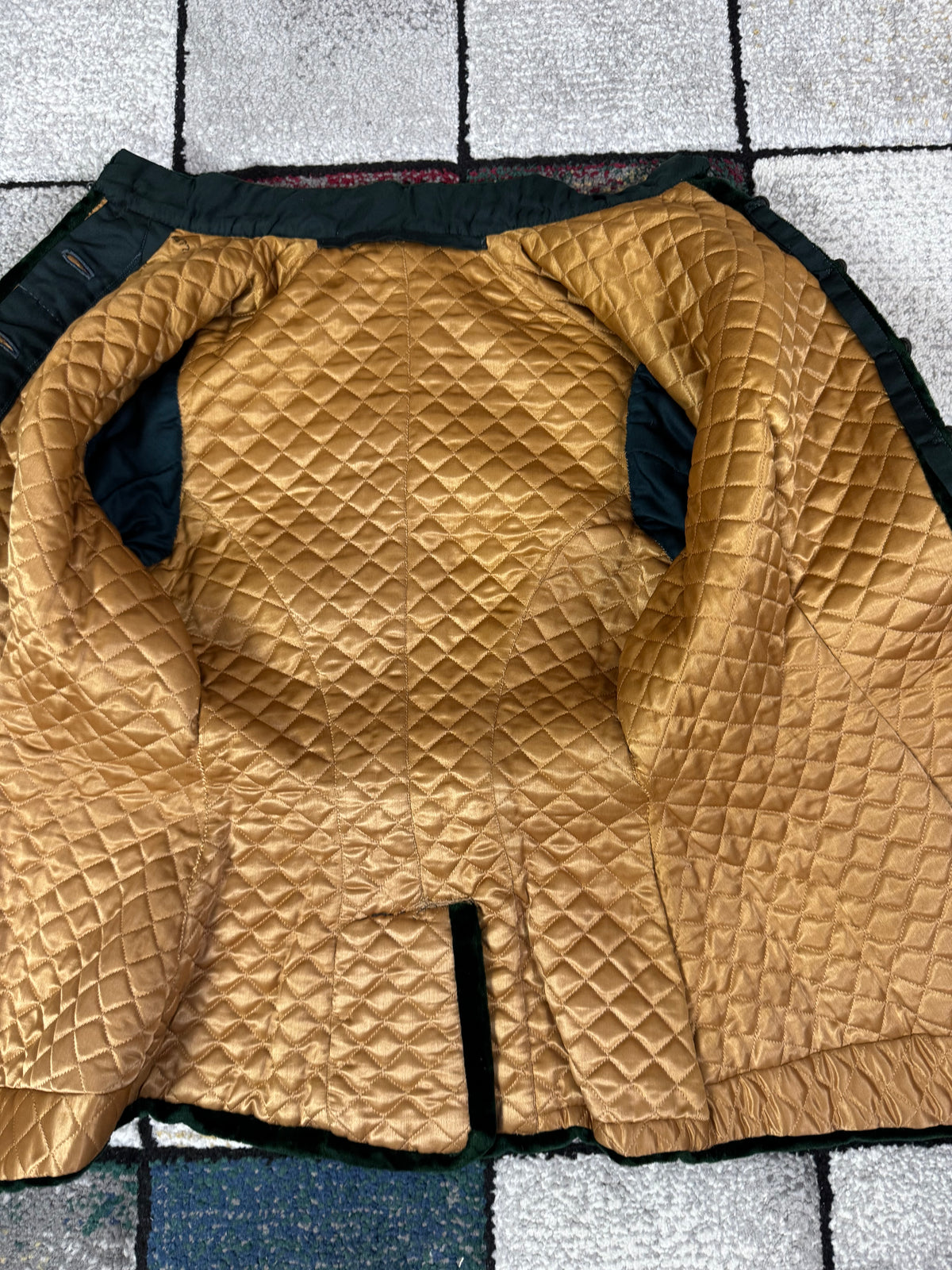 Seltene viktorianische Reitjacke, ca. 1878 – Grüner Samt, gestepptes Seidenfutter, historische Reitsportmode