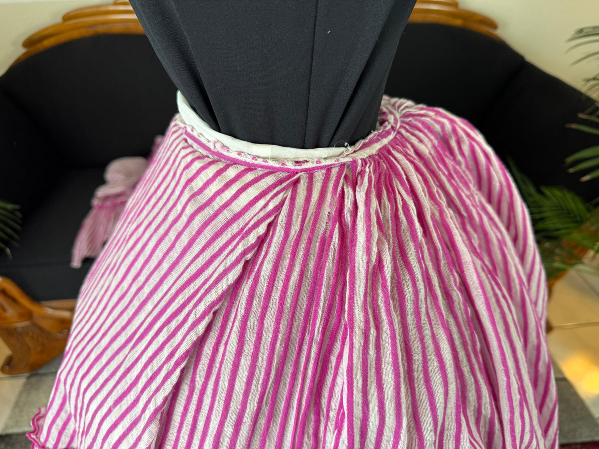 Sommerliche Eleganz einer jungen Dame – Antikes Kleid, ca. 1858