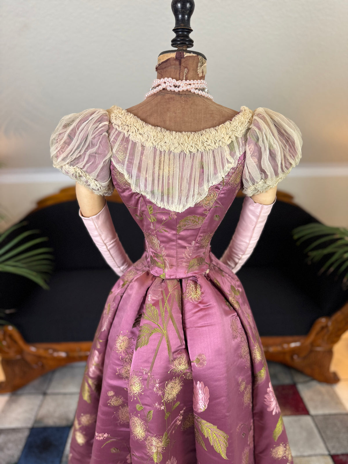 Antikes lilafarbenes Seiden-Ballkleid aus der viktorianischen Ära, ca. 1895