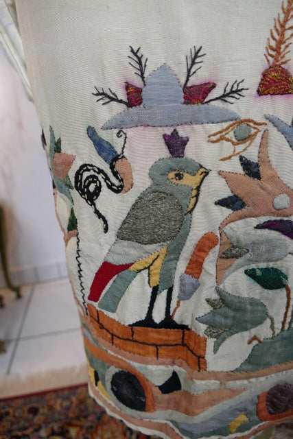 Ägyptische Revival Seidenjacke, ca. 1924 – Appliqué-Motive mit Sphinx, Skarabäus & Pyramide