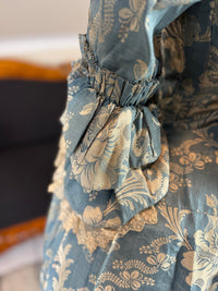 Robe à la Française aus blauem und cremefarbenem Seidendamast – authentisches Kleid aus dem 18. Jahrhundert, ca. 1770